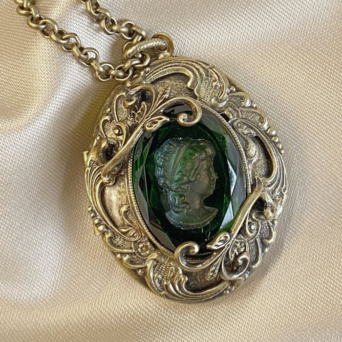 Vintage Emerald Green Intaglio Locket N1129