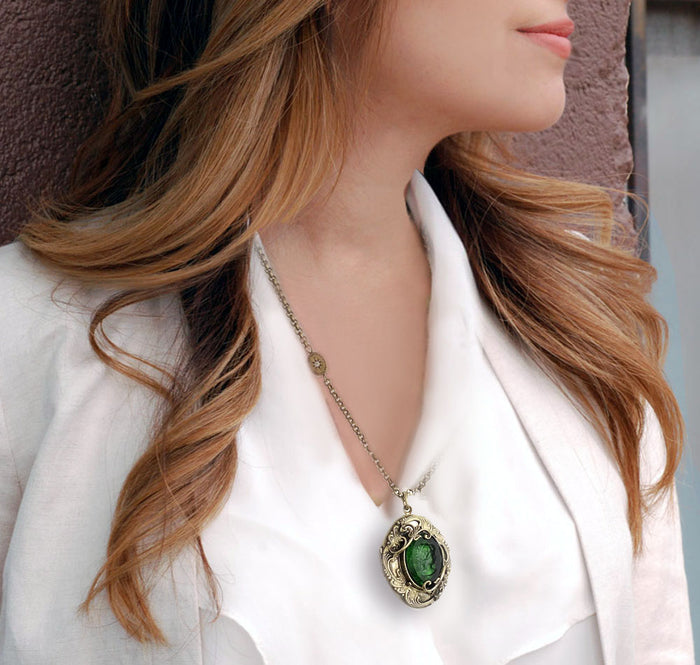 Vintage Emerald Green Intaglio Locket N1129