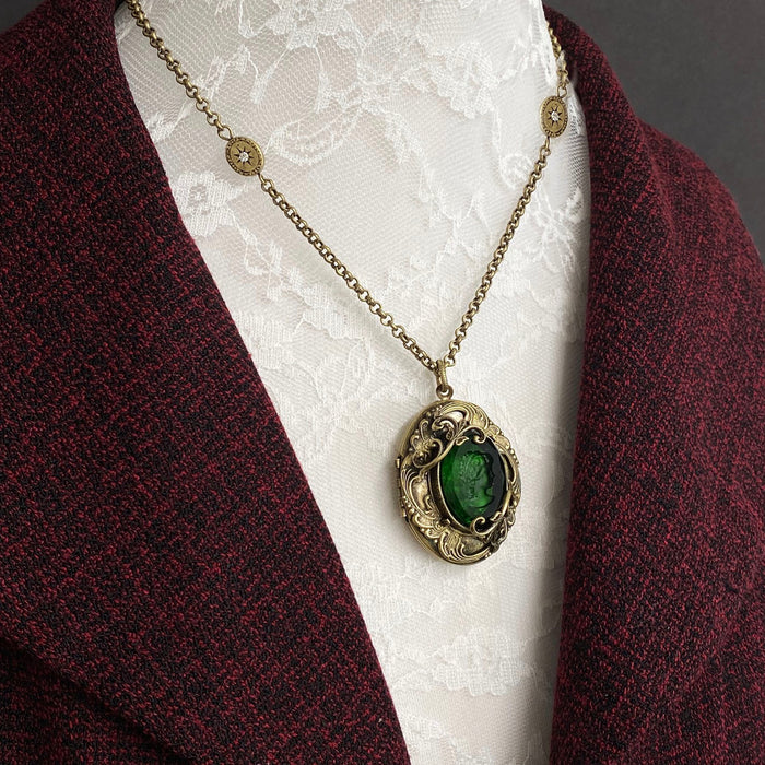 Vintage Emerald Green Intaglio Locket N1129