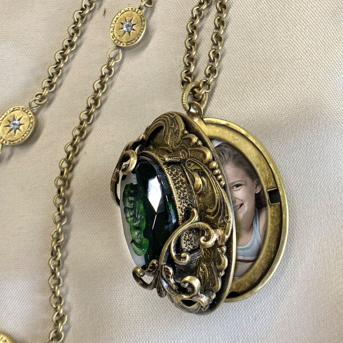 Vintage Emerald Green Intaglio Locket N1129