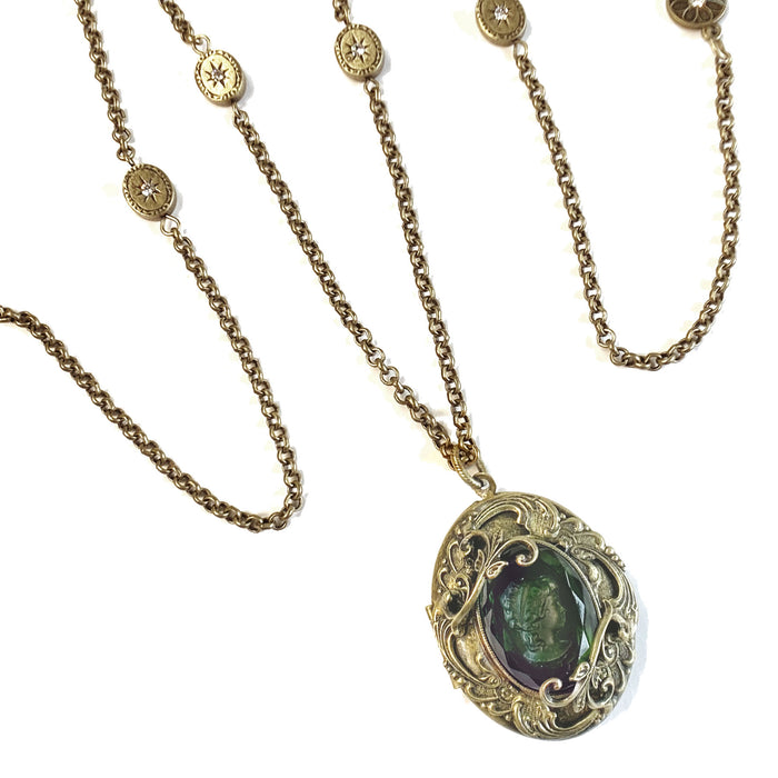Vintage Emerald Green Intaglio Locket N1129