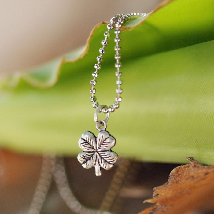 Tiny Clover Charm Necklace N1447