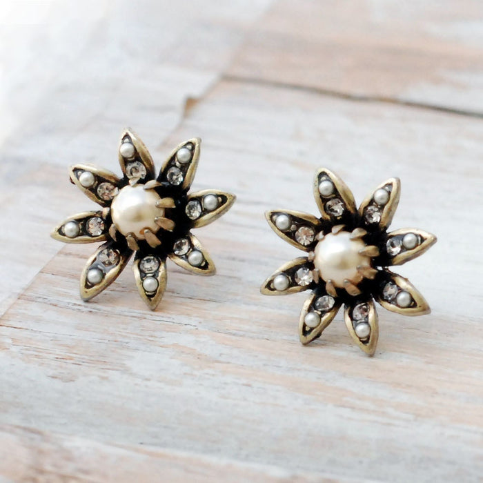 Daisy Vintage Earrings, Pearl Flower Earrings, Retro Flower Earrings, Mid Century Bridesmaid Wedding stud Earrings, E1316