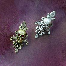 Load image into Gallery viewer, Small Gothic Skull Pin P656