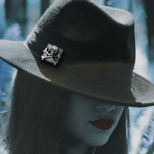 Load image into Gallery viewer, Skull &amp; Crossbones Pin P653