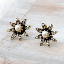 Load image into Gallery viewer, Pearl Daisy Vintage Flower Earrings E1316