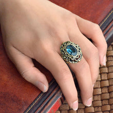 Load image into Gallery viewer, Vintage London Blue Stone Ring R543