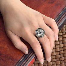 Load image into Gallery viewer, Window Medallion Ring R551